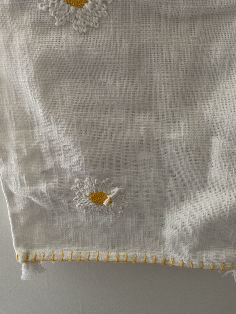 Rachel Zoe White Cotton Throw Blanket with Yellow-Centered Daisy Embroidery New - Picture 4 of 7